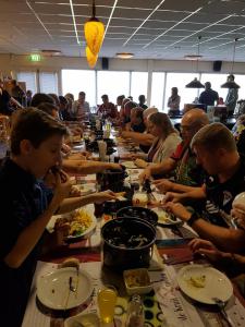 05 11e Van der Zwan Toernooi mosselen eten na iedere serie