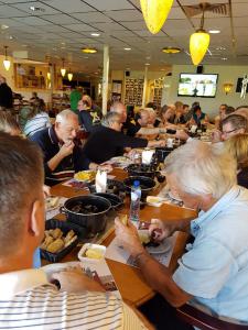 06 11e Van der Zwan Toernooi mosselen eten na iedere serie